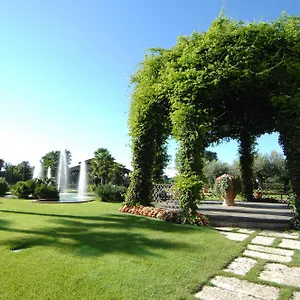 https://royal-garden-hotel.it-lombardy.com